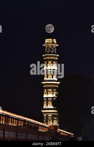 Una vista della luna piena sul giorno di buon auspicio di Sharad Purnima (giorno di luna piena) a Jaipur, Rajasthan, India, 13 ottobre, 2019.Sharad Purnima è un festival di raccolto celebrato il giorno di luna piena del mese lunare indù di Ashvin, che segna la fine della stagione monsonica.(Foto da Vishal Bhatnagar/NurPhoto) (Foto di Vishal Bhatnagar/NurPhoto) Foto Stock