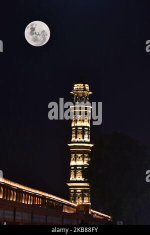 Una vista della luna piena sul giorno di buon auspicio di Sharad Purnima (giorno di luna piena) a Jaipur, Rajasthan, India, 13 ottobre, 2019.Sharad Purnima è un festival di raccolto celebrato il giorno di luna piena del mese lunare indù di Ashvin, che segna la fine della stagione monsonica.(Foto da Vishal Bhatnagar/NurPhoto) (Foto di Vishal Bhatnagar/NurPhoto) Foto Stock