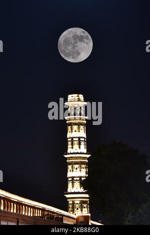 Una vista della luna piena sul giorno di buon auspicio di Sharad Purnima (giorno di luna piena) a Jaipur, Rajasthan, India, 13 ottobre, 2019.Sharad Purnima è un festival di raccolto celebrato il giorno di luna piena del mese lunare indù di Ashvin, che segna la fine della stagione monsonica.(Foto da Vishal Bhatnagar/NurPhoto) (Foto di Vishal Bhatnagar/NurPhoto) Foto Stock