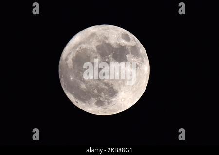 Una vista della luna piena sul giorno di buon auspicio di Sharad Purnima (giorno di luna piena) a Jaipur, Rajasthan, India, 13 ottobre, 2019.Sharad Purnima è un festival di raccolto celebrato il giorno di luna piena del mese lunare indù di Ashvin, che segna la fine della stagione monsonica.(Foto da Vishal Bhatnagar/NurPhoto) (Foto di Vishal Bhatnagar/NurPhoto) Foto Stock