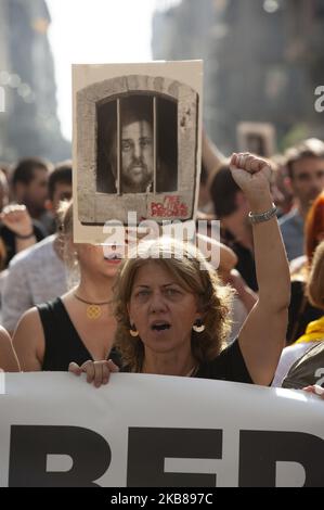 Migliaia di persone hanno venduto per le strade di Barcellona, il 13 ottobre 2019, per protestare contro la sentenza contro i politici indipendenti che hanno organizzato il referendum illegale sull'autodeterminazione. Le sentenze di pressione contro i leader dell'indipendenza annunciate qualche ora fa vanno da 9 a 13 anni di carcere. (Foto di Charlie Perez/NurPhoto) Foto Stock