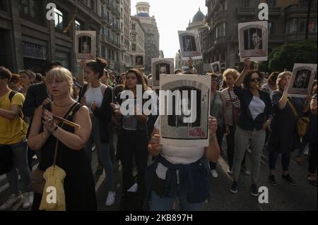 Migliaia di persone hanno venduto per le strade di Barcellona, il 13 ottobre 2019, per protestare contro la sentenza contro i politici indipendenti che hanno organizzato il referendum illegale sull'autodeterminazione. Le sentenze di pressione contro i leader dell'indipendenza annunciate qualche ora fa vanno da 9 a 13 anni di carcere. (Foto di Charlie Perez/NurPhoto) Foto Stock