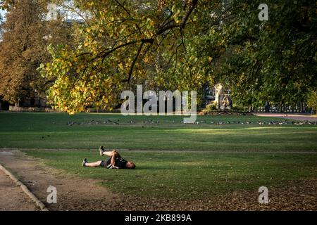 Un uomo si allunga dopo il suo jogging al parco Tête d'Or a Lione, in Francia, il 14 ottobre 2019. (Foto di Nicolas Liponne/NurPhoto) Foto Stock