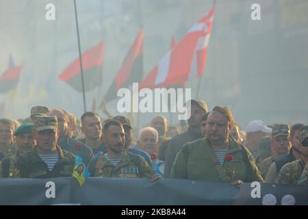 La gente partecipa ad un raduno contro la resa a Kiev, Ucraina, 14 ottobre 2019. Diverse migliaia di ucraini partecipano alla marcia contro la capitolazione e la resa degli interessi di Stato il 14 ottobre, quando l'Ucraina celebra la Giornata del difensore. (Foto di Sergii Kharchenko/NurPhoto) Foto Stock