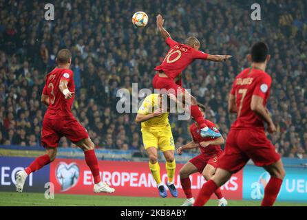 Ruslan Malinovskyi (C) dell'Ucraina e Joao Mario del Portogallo, dall'alto, nella lotta per la palla durante la partita di calcio di qualificazione Euro 2020 gruppo B tra Ucraina e Portogallo allo stadio olimpico di Kiev. Ucraina, Lunedì, Ottobre 14, 2019 (Foto di Danil Shamkin/NurPhoto) Foto Stock