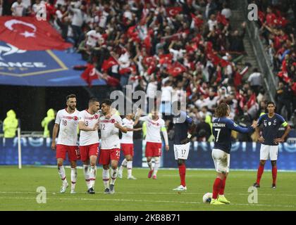 Cent Tosun (TUR), Merit Demerol (TUR), Irfan Can Kahveci (TUR), Burak Yilmaz (TUR), Mahmut Tekdemir (TUR) festeggiamenti ai tifosi dopo il gol segnato durante la UEFA Euro 2020, Qualificing Group H partita di calcio tra Francia e Turchia il 14 ottobre 2019 allo Stade de France di Saint-Denis, Francia (Foto di Elyxandro Cegarra/NurPhoto) Foto Stock