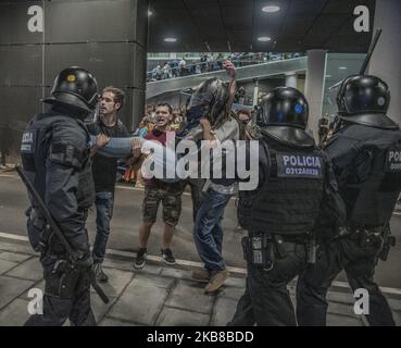 Lunedì 14 ottobre 2019 sono scoppiate proteste spontanee in tutta la Catalogna, chiedendo il rilascio dei leader politici catalani dopo che sono stati condannati da una corte spagnola. Migliaia di manifestanti arrabbiati hanno marciato sull'aeroporto El Prat di Barcellona, Dove sono scoppiati brutti scontri con la polizia. Prima il lunedì la Corte Suprema spagnola ha condannato nove leader catalani a condizioni carcerarie che vanno da nove a 13 anni per la sedizione e l'uso improprio dei fondi pubblici per il loro ruolo in un fallimento 2017 gara d'appalto per l'indipendenza. (Foto di Emili Puig/NurPhoto) Foto Stock