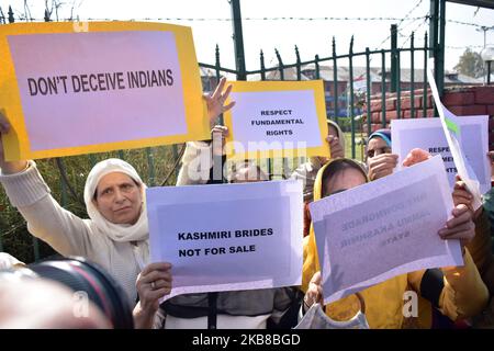 Le donne di Kashmiri protestanti tengono cartelloni durante le proteste a Srinagar, indiano amministrato Kashmir il 15 ottobre 2019. Le donne Kashmiri martedì hanno protestato contro la revoca dell'articolo 370 e hanno chiesto il rilascio dei prigionieri politici, le donne manifestanti sono state arrestate durante le proteste. (Foto di Muzamil Mattoo/NurPhoto) Foto Stock