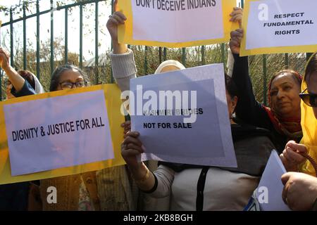 Le donne di Kashmiri protestanti tengono cartelloni durante le proteste a Srinagar, indiano amministrato Kashmir il 15 ottobre 2019. Le donne Kashmiri martedì hanno protestato contro la revoca dell'articolo 370 e hanno chiesto il rilascio dei prigionieri politici, le donne manifestanti sono state arrestate durante le proteste. (Foto di Muzamil Mattoo/NurPhoto) Foto Stock