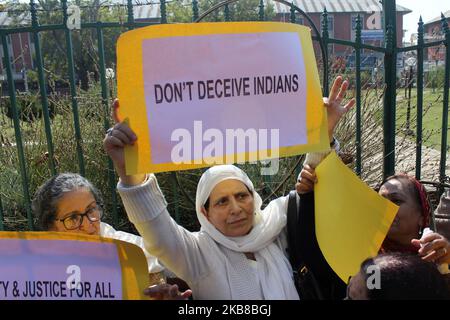 Le donne di Kashmiri protestanti tengono cartelloni durante le proteste a Srinagar, indiano amministrato Kashmir il 15 ottobre 2019. Le donne Kashmiri martedì hanno protestato contro la revoca dell'articolo 370 e hanno chiesto il rilascio dei prigionieri politici, le donne manifestanti sono state arrestate durante le proteste. (Foto di Muzamil Mattoo/NurPhoto) Foto Stock