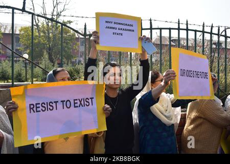 Le donne di Kashmiri protestanti tengono cartelloni durante le proteste a Srinagar, indiano amministrato Kashmir il 15 ottobre 2019. Le donne Kashmiri martedì hanno protestato contro la revoca dell'articolo 370 e hanno chiesto il rilascio dei prigionieri politici, le donne manifestanti sono state arrestate durante le proteste. (Foto di Muzamil Mattoo/NurPhoto) Foto Stock