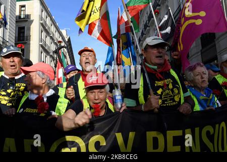I pensionati che hanno percorso centinaia di chilometri da Rota (Cadice) e Bilbao si uniscono alla Puerta del Sol di Madrid per difendere il sistema pensionistico pubblico di Madrid il 15th ottobre 2019. (Foto di Juan Carlos Lucas/NurPhoto) Foto Stock