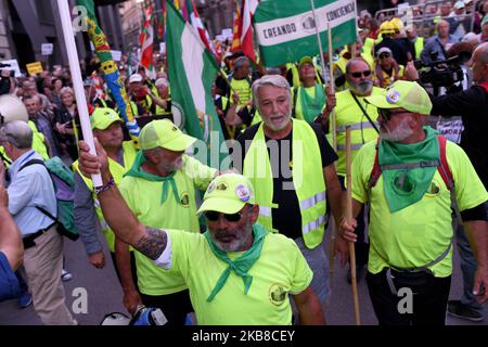 I pensionati che hanno percorso centinaia di chilometri da Rota (Cadice) e Bilbao si uniscono alla Puerta del Sol di Madrid per difendere il sistema pensionistico pubblico di Madrid il 15th ottobre 2019. (Foto di Juan Carlos Lucas/NurPhoto) Foto Stock