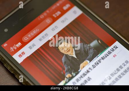 Un'app telefonica chiamata 'Xuexi Qiangguo' o 'Studio per rendere forte la Cina' che mostra una foto del presidente cinese Xi Jinping è scattata il 15 ottobre 2019 come illustrazione fotografica. Recentemente è stato rilevato che nell'app è presente del codice che può avere accesso backdoor per eseguire comandi arbitrari con privilegi 'root' dei superutenti. (Foto di Yichuan Cao/NurPhoto) Foto Stock