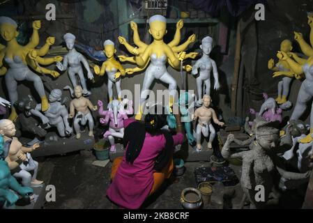 Un laboratorio di Durga idol (Una Dea Indù) a Kolkata, India, 25 settembre 2019. L'evento commemora l'uccisione di un demone re Mahishasur da parte della dea Durga, che segna il trionfo del bene sul male, inizia il 04 ottobre di quest'anno. (Foto di Indranil Aditya/NurPhoto) Foto Stock