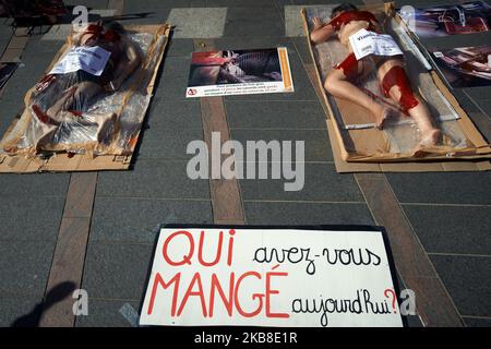 Un cartello recita "Chi hai mangiato oggi" vicino a due persone coperte di sangue di flase in vassoi termoretraibili. I manifestanti dell'associazione L214 hanno fatto un avvenimento a Tolosa per sensibilizzare sul consumo di carne: Circa L214 membri si sono messi in un vassoio confezionato in modo termoretraibile e sono stati ricoperti di sangue falso con un adesivo che indica "carne umana, origine francese”. L'associazione del L214 divenne famosa per i suoi numerosi film realizzati nei macelli. I loro film hanno raffigurato la tortura e l'abuso di bestiame in alcuni macelli. Tolosa. Francia. Ottobre 16th 2019. (Foto di Alain Pitton/NurPhoto) Foto Stock