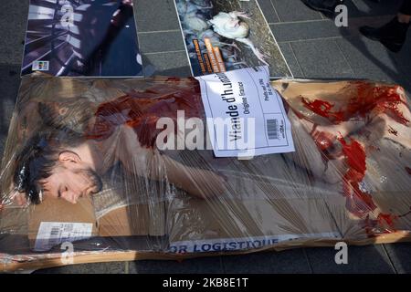 Un L214 membro coperto di sangue falso in vassoio termoretraibile con un adesivo su di esso readinh 'carne umana, origine francese'. I manifestanti dell'associazione L214 hanno fatto un avvenimento a Tolosa per sensibilizzare sul consumo di carne: Circa L214 membri si sono messi in un vassoio confezionato in modo termoretraibile e sono stati ricoperti di sangue falso con un adesivo che indica "carne umana, origine francese”. L'associazione del L214 divenne famosa per i suoi numerosi film realizzati nei macelli. I loro film hanno raffigurato la tortura e l'abuso di bestiame in alcuni macelli. Tolosa. Francia. Ottobre 16th 2019. (Foto di Alain Pitton/NurPhot Foto Stock