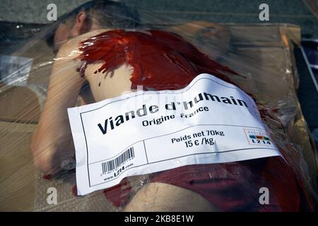 Un adesivo applicato su un uomo coperto di sangue falso recita: 'Carne umana, origine francese, peso netto: 70kg, €15/kg'. I manifestanti dell'associazione L214 hanno fatto un avvenimento a Tolosa per sensibilizzare sul consumo di carne: Circa L214 membri si sono messi in un vassoio confezionato in modo termoretraibile e sono stati ricoperti di sangue falso con un adesivo che indica "carne umana, origine francese”. L'associazione del L214 divenne famosa per i suoi numerosi film realizzati nei macelli. I loro film hanno raffigurato la tortura e l'abuso di bestiame in alcuni macelli. Tolosa. Francia. Ottobre 16th 2019. (Foto di Alain Pitton/NurPhoto) Foto Stock