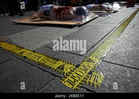 Un nastro giallo legge 'Specism' intorno a L214 membri in vassoi termoretraibili. I manifestanti dell'associazione L214 hanno fatto un avvenimento a Tolosa per sensibilizzare sul consumo di carne: Circa L214 membri si sono messi in un vassoio confezionato in modo termoretraibile e sono stati ricoperti di sangue falso con un adesivo che indica "carne umana, origine francese”. L'associazione del L214 divenne famosa per i suoi numerosi film realizzati nei macelli. I loro film hanno raffigurato la tortura e l'abuso di bestiame in alcuni macelli. Tolosa. Francia. Ottobre 16th 2019. (Foto di Alain Pitton/NurPhoto) Foto Stock