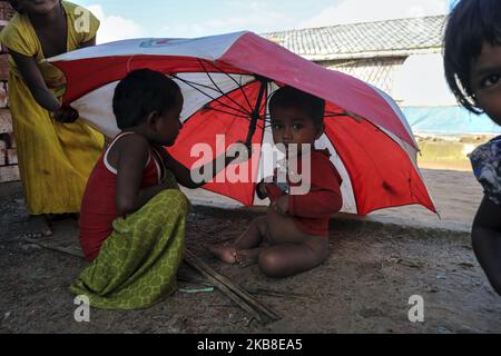 I bambini di Rohingya stanno giocando nel campo di kutubalon al Bazar Bangladesh di Cox il 16 ottobre 2019. (Foto di Kazi Salahuddin Razu/NurPhoto) Foto Stock