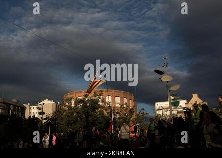 Marcia di protesta a Barcellona, in Spagna, il 16 ottobre 2019, un giorno dopo che la polizia ha arrestato 51 persone in tutta la Catalogna durante la notte dopo violente proteste per l'incarcerazione di nove leader separatisti per il loro ruolo in un fallito 2017° tentativo di indipendenza. Secondo la polizia, i gruppi pro-indipendenza hanno organizzato sit-in al di fuori degli uffici governativi spagnoli in alcune città catalane alla fine di martedì, con circa 40.000 persone che hanno partecipato a Barcellona e 9.000 nella roccaforte separatista di Girona. (Foto di Carles Palacio/NurPhoto) Foto Stock