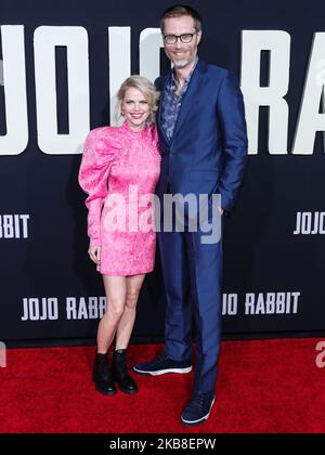 HOLLYWOOD, LOS ANGELES, CALIFORNIA, USA - 15 OTTOBRE: Mircea Monroe e Stephen Merchant arrivano alla "Jojo Rabbit" di Los Angeles Premiere di Fox Searchlight, che si è tenuta all'Hollywood American Legion Post 43 il 15 ottobre 2019 a Hollywood, Los Angeles, California, Stati Uniti. (Foto di David Acosta/Image Press Agency/NurPhoto) Foto Stock