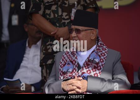 Il primo ministro e presidente del Partito comunista nepalese KP Sharma Oli partecipa a una cerimonia del tè in occasione dei festival di Dashain, Tihar e Chhat a Kathmandu, Nepal, mercoledì 16 ottobre 2019. La reception è stata ospitata con lo scopo di scambiare i saluti in occasione della stagione festiva. (Foto di Narayan Maharjan/NurPhoto) Foto Stock