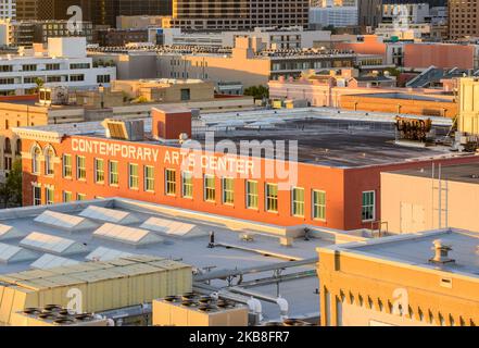 NEW ORLEANS, LA, USA - 25 OTTOBRE 2022: Vista aerea dei tetti nel quartiere Warehouse con il Contemporary Arts Center al centro Foto Stock