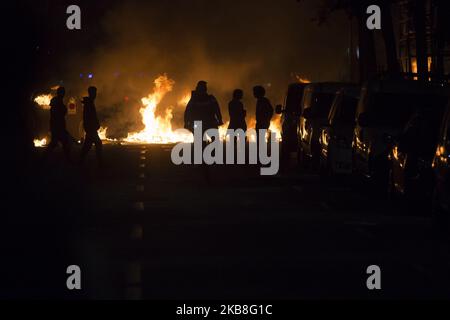 Terza notte di forti scontri tra i giovani indipendenti e la polizia dopo aver pubblicizzato le sentenze contro i leader indipendenti catalani, con barricate e incendi nelle strade di Barcellona. Barcellona, Catalogna, Spagna il 16 ottobre 2019 (Foto di Miquel Llop/NurPhoto) Foto Stock