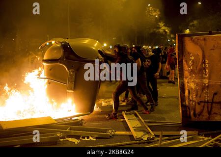 Terza notte di forti scontri tra i giovani indipendenti e la polizia dopo aver pubblicizzato le sentenze contro i leader indipendenti catalani, con barricate e incendi nelle strade di Barcellona. Barcellona, Catalogna, Spagna il 16 ottobre 2019 (Foto di Miquel Llop/NurPhoto) Foto Stock