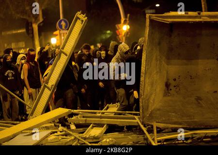 Terza notte di forti scontri tra i giovani indipendenti e la polizia dopo aver pubblicizzato le sentenze contro i leader indipendenti catalani, con barricate e incendi nelle strade di Barcellona. Barcellona, Catalogna, Spagna il 16 ottobre 2019 (Foto di Miquel Llop/NurPhoto) Foto Stock