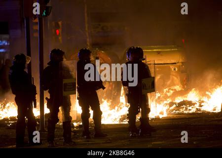 Terza notte di forti scontri tra i giovani indipendenti e la polizia dopo aver pubblicizzato le sentenze contro i leader indipendenti catalani, con barricate e incendi nelle strade di Barcellona. Barcellona, Catalogna, Spagna il 16 ottobre 2019 (Foto di Miquel Llop/NurPhoto) Foto Stock