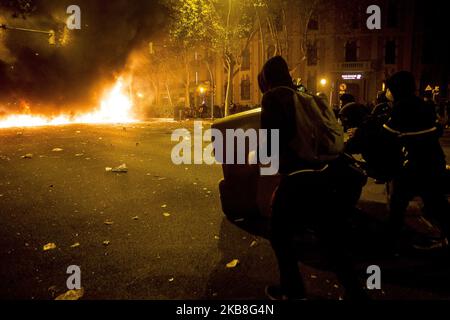 Terza notte di forti scontri tra i giovani indipendenti e la polizia dopo aver pubblicizzato le sentenze contro i leader indipendenti catalani, con barricate e incendi nelle strade di Barcellona. Barcellona, Catalogna, Spagna il 16 ottobre 2019 (Foto di Miquel Llop/NurPhoto) Foto Stock