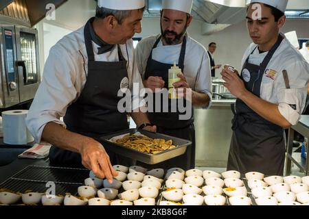 Un benvenuto è stato dato dal direttore della città Florent Bonnetain prima di una dimostrazione culinaria da parte dello chef Régis Marcon stellato. (Foto di Nicolas Liponne/NurPhoto) Foto Stock