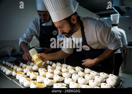 Un benvenuto è stato dato dal direttore della città Florent Bonnetain prima di una dimostrazione culinaria da parte dello chef Régis Marcon stellato. (Foto di Nicolas Liponne/NurPhoto) Foto Stock