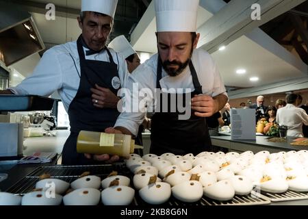 Un benvenuto è stato dato dal direttore della città Florent Bonnetain prima di una dimostrazione culinaria da parte dello chef Régis Marcon stellato. (Foto di Nicolas Liponne/NurPhoto) Foto Stock