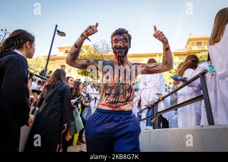 Gli studenti della Facoltà di medicina del primo anno camminano in una sala mentre gli anziani li dipingono con colori diversi e brillantini come parte di una tradizione annuale durante una celebrazione in onore del loro patrono Saint Lucas presso l'Università di Granada il 17 ottobre 2019 a Granada. Gli studenti del quarto anno, vestiti come personaggi dei film di Harry Potter, organizzano questo evento di anno in anno. (Foto di Fermin Rodriguez/NurPhoto) Foto Stock