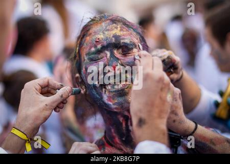 Gli studenti della Facoltà di medicina del primo anno camminano in una sala mentre gli anziani li dipingono con colori diversi e brillantini come parte di una tradizione annuale durante una celebrazione in onore del loro patrono Saint Lucas presso l'Università di Granada il 17 ottobre 2019 a Granada. Gli studenti del quarto anno, vestiti come personaggi dei film di Harry Potter, organizzano questo evento di anno in anno. (Foto di Fermin Rodriguez/NurPhoto) Foto Stock