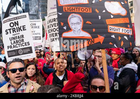 Gli insegnanti della scuola pubblica di Chicago e altri membri del personale sindacato e i loro sostenitori marciano attraverso il Loop il secondo giorno del loro sciopero il 18 ottobre 2019 a Chicago. La Chicago Teachers Union ha annunciato oggi che sono ancora in trattative contrattuali con la città in corso per il fine settimana. (Foto di Max Herman/NurPhoto) Foto Stock