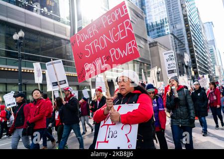 Gli insegnanti della scuola pubblica di Chicago e altri membri del personale sindacato e i loro sostenitori marciano attraverso il Loop il secondo giorno del loro sciopero il 18 ottobre 2019 a Chicago. La Chicago Teachers Union ha annunciato oggi che sono ancora in trattative contrattuali con la città in corso per il fine settimana. (Foto di Max Herman/NurPhoto) Foto Stock