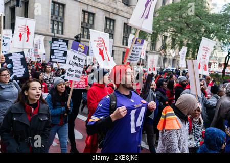 Gli insegnanti della scuola pubblica di Chicago e altri membri del personale sindacato e i loro sostenitori marciano attraverso il Loop il secondo giorno del loro sciopero il 18 ottobre 2019 a Chicago. La Chicago Teachers Union ha annunciato oggi che sono ancora in trattative contrattuali con la città in corso per il fine settimana. (Foto di Max Herman/NurPhoto) Foto Stock