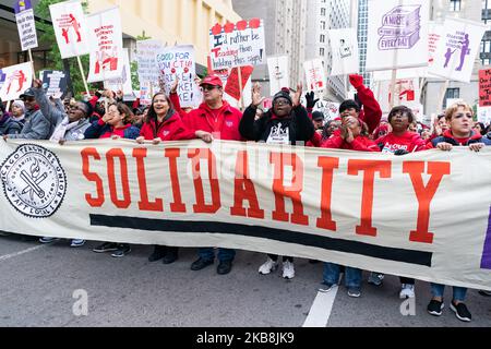 Gli insegnanti della scuola pubblica di Chicago e altri membri del personale sindacato e i loro sostenitori marciano attraverso il Loop il secondo giorno del loro sciopero il 18 ottobre 2019 a Chicago. La Chicago Teachers Union ha annunciato oggi che sono ancora in trattative contrattuali con la città in corso per il fine settimana. (Foto di Max Herman/NurPhoto) Foto Stock