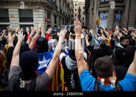 La marcia dei giovani e degli studenti si ferma di fronte alla stazione di polizia, dove la tensione inizia con provocazioni dei manifestanti durante uno sciopero generale chiamato dopo una settimana di proteste per le condanne in carcere inflitte ai politici separatisti dalla Corte suprema spagnola, il 18 ottobre, 2019 a Barcellona, Spagna. (Foto di Jerome Gilles/NurPhoto) Foto Stock