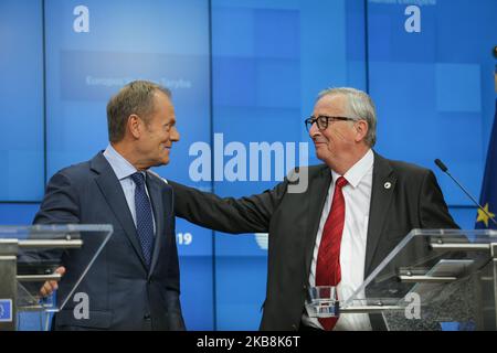 Donald Tusk, presidente del Consiglio europeo e Jean Claude Juncker Presidente della Commissione europea durante una conferenza stampa - comunicato stampa sulla Brexit e l'articolo 50 durante il Consiglio europeo, i leader dell'UE si sono riuniti il 17 ottobre 2019. Juncker ha fatto un gesto di mano verso Tusk e ha affermato che il 48% degli elettori britannici che hanno votato per rimanere nell’UE aveva ragione. I negoziatori britannici e dell'Unione europea hanno raggiunto un accordo sulla partenza del Regno Unito dall'UE prima della giornata a Bruxelles, in Belgio. (Foto di Nicolas Economou/NurPhoto) Foto Stock