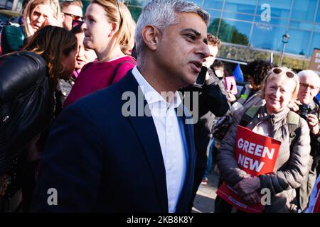 Il sindaco di Londra Sadiq Khan si unisce ai dimostranti che si riuniscono a Park Lane per la messa di marzo "insieme per la finale", organizzata dalla campagna "voto popolare" per un secondo referendum sulla Brexit, a Londra, in Inghilterra, il 19 ottobre 2019. La crisi politica della Gran Bretagna sulla Brexit ha ancora una volta raggiunto un picco di febbre, mentre la data di partenza del Regno Unito dal 31 ottobre dall'UE si avvicina, con i parlamentari e l'opinione pubblica più divisi che mai sulla questione. Gli attivisti per il cosiddetto voto popolare, o il referendum di "dire la fine", sostengono che il tipo di Brexit offerta dal governo di Boris Johnson si è allontanato finora dalla p Foto Stock