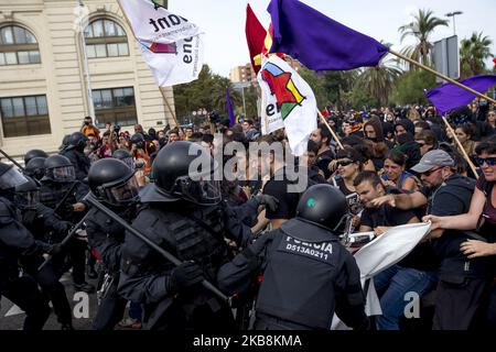 Forti scontri tra i militanti indipendenti catalani e la polizia durante il giorno dello sciopero generale si sono riuniti in Catalogna in risposta all'incarcerazione dei leader indipendenti catalani a Barcellona, Catalogna, Spagna il 18 ottobre 2019 (Foto di Miquel Llop/NurPhoto) Foto Stock