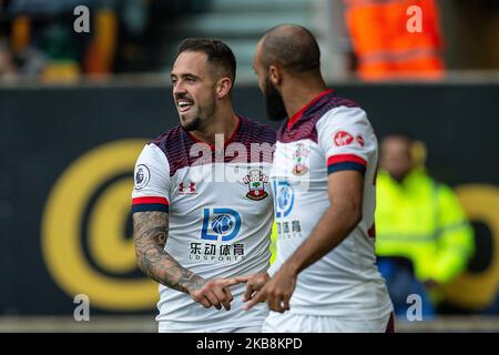 Danny Ings of Southampton festeggia con Nathan Redmond di Southampton dopo aver segnato la partita della Premier League tra Wolverhampton Wanderers e Southampton a Molineux, Wolverhampton, sabato 19th ottobre 2019. (Foto di Alan Hayward/MI News/NurPhoto) Foto Stock