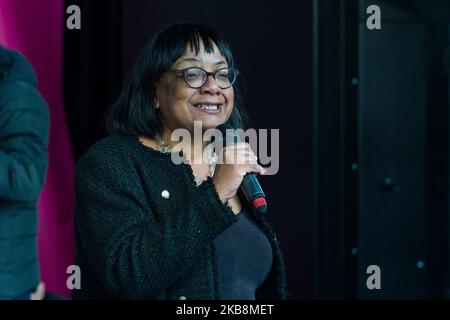 Il segretario generale ombra Diane Abbott parla durante un raduno in Parliament Square mentre centinaia di migliaia di persone prendono parte alla marcia anti-Brexit "Together for the Final Say" attraverso il centro di Londra per chiedere un voto pubblico sul risultato della Brexit il 19 ottobre 2019 a Londra, Inghilterra. La manifestazione coincide con una sessione d'emergenza del Parlamento di sabato, in cui i deputati rifiutano l'approvazione per l'accordo di ritiro dell'UE di Boris Johnson. (Foto di Wiktor Szymanowicz/NurPhoto) Foto Stock