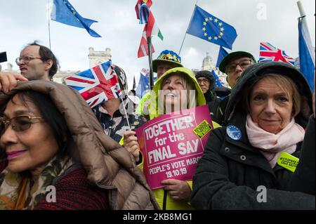 I dimostranti anti anti-Brexit partecipano al rally "Together for the Final Say" in Parliament Square mentre centinaia di migliaia di persone hanno marciato attraverso il centro di Londra per chiedere un voto pubblico sul risultato della Brexit il 19 ottobre 2019 a Londra, Inghilterra. La manifestazione coincide con una sessione d'emergenza del Parlamento di sabato, in cui i deputati rifiutano l'approvazione per l'accordo di ritiro dell'UE di Boris Johnson. (Foto di Wiktor Szymanowicz/NurPhoto) Foto Stock