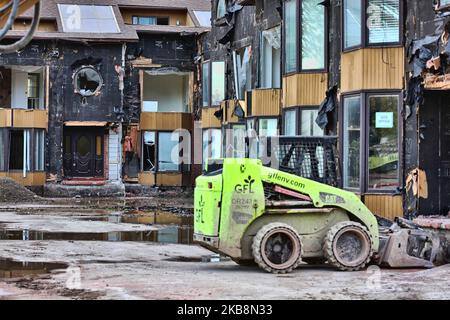 Demolizione di edifici per fare il posto ad un nuovo sviluppo condominiale a Toronto, Ontario, Canada, il 19 ottobre 2019. (Foto di Creative Touch Imaging Ltd./NurPhoto) Foto Stock